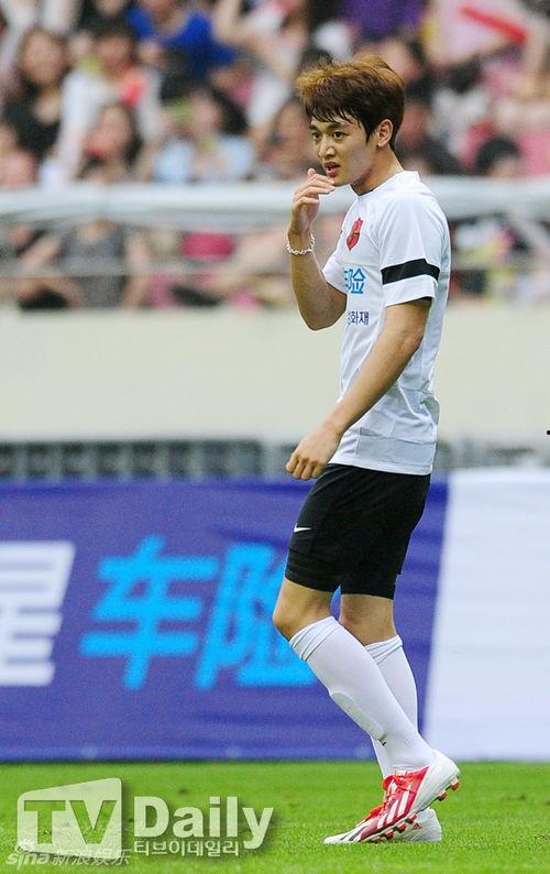 足球明星薪水2021,年薪巅峰对决