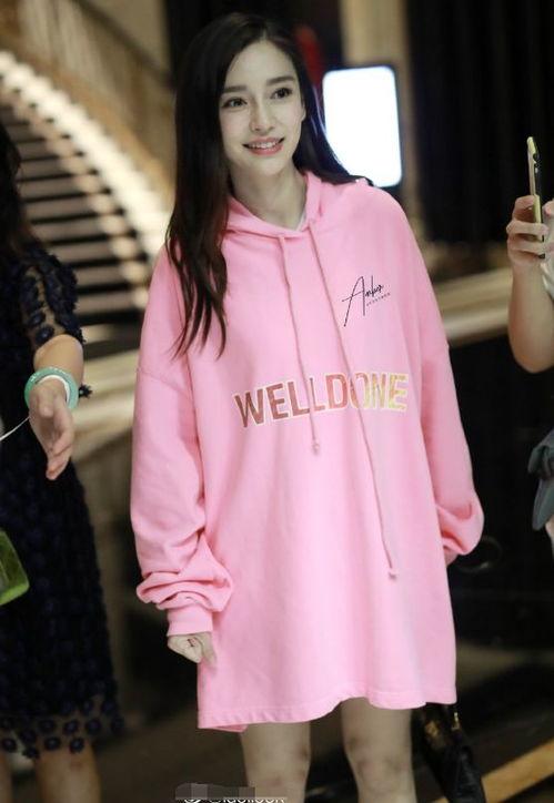 粉色帽衫 明星,揭秘明星粉色帽衫的时尚魅力