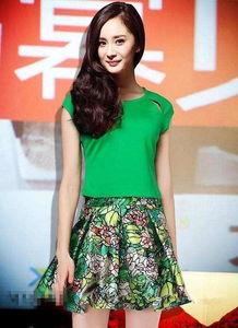 明星穿墨绿色连衣裙,墨绿连衣裙演绎明星时尚风采